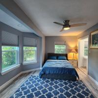 Spacious Bedroom with private workspace, ensuite bathroom - Room# 1 in SHARED house NO PET, khách sạn gần Orlando Executive - ORL, Orlando