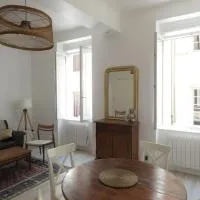 Elegant, Spacious Apartment in Historic Center of Tournon – hotel w mieście Tournon-sur-Rhône