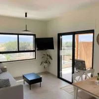 נוף עמק החולה דירה חדשה, hotel in Gonen