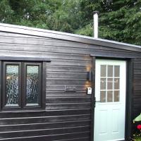 Charming 1-Bed Lodge in woodland setting