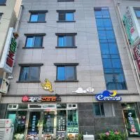 e comfy Hotel، فندق في Ulleung