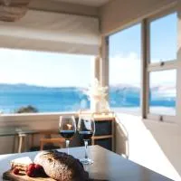 Incredible Waterview - 4 Bedroom Hobart Waterside Cottage, hotel v destinaci Sandy Bay