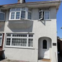 Immaculate 4-Bed House near Heathrow airport