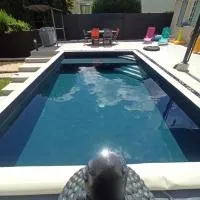 Charmante maison avec piscine chauffée, salle de cinéma et bar, hotel en Auffargis