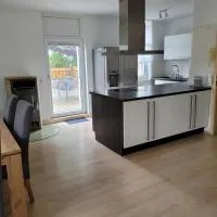 Moderne Wohnung in Meerane in ruhiger, zentraler Lage, 116 qm, hotel v destinácii Meerane