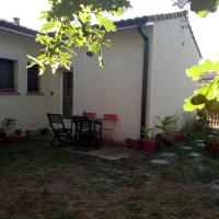 Petite maison avec jardin entre lac et village, hotel di Hourtin