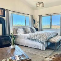 NEW Feather Your Nest King bed Casita, Balcony/BBQ, Amazing views & great Location! Dog friendly, hotel near Ernest A Love Field Airport - PRC, Prescott