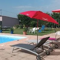 Charmante maison avec piscine、アネロンのホテル