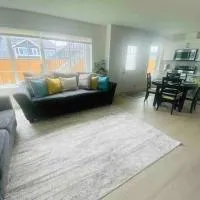 The Royal Bay Escape: Cozy 2 bedrooms garden suite, hotel a Colwood