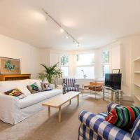 Spacious 2 bed Garden Flat by the Thames+parking, hotell i Barnes i London