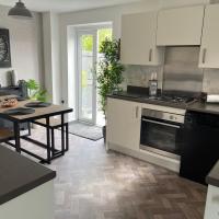 Lovely 3 bed house near Anfield Stadium with private parking and garden Guests must be 25 years or over to make a booking: bir Liverpool, Everton oteli