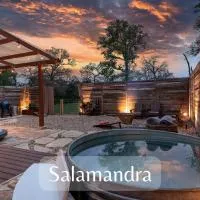 Romantic Tiny Luxury Retreat w heated pool, sauna n outdoor shower in Wimberley 10 acres, hotel v destinácii Wimberley