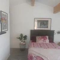 Chambre climatisée à 20 minutes de bordeaux, hótel í Marcamps