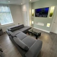 Luxury 3-Bed House-Jaquzzi Bath-Private Parking- suitable for contractors, hotel u gradu 'Elland'