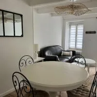Maison cosy 4 Personnes, hotel u gradu 'Tinténiac'