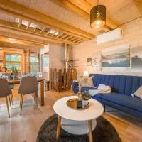 Magic Tiny House by a Private Lake، فندق في Řehenice