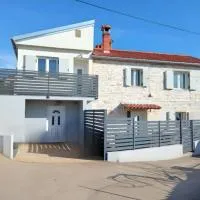 Apartment Patrik، فندق في فابريكا