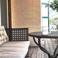 Hongdae Luxury Private Single House with Big Open Balcony Perfect for a Family & Big Group 3BR, 5QB & 1SB, 2Toilet，首爾Yeonnam-dong的飯店