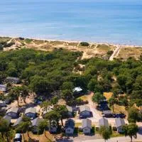 Strandbyn - Destination Råbocka – hotel w mieście Ängelholm