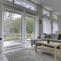 Chalet L'Écureuil (waterfront, modern, spa, BBQ), hotel en Chertsey