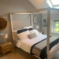 Top Floor. Top Notch. Tranquil Treat. Stone's throw from Thames.، فندق في ميدينهيد