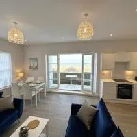 Beachfront Bliss Apartment - Near Hythe - On Beach Seafront - Private Parking, Hotel in Dymchurch