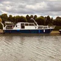 L'Amazone - bateau à quai sur le canal de bourgogne, hotel en Tanlay
