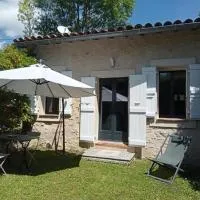 Maison en pierre restaurée avec jardin: Auch'ta bir otel