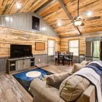 Pet-Friendly Broken Bow Cabin Near Lukfata Creek!, hotelli kohteessa Broken Bow