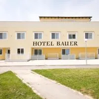Hotel Bauer, готель у місті Rauchenwarth
