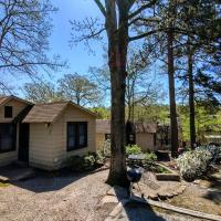 #08 - One Bedroom Lakeview Cottage-Pet Friendly, hotel near Hot Springs Memorial Field Airport - HOT, Hot Springs