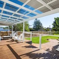 Breathe - Pet Friendly - 2 Mins Walk to Beach, hotel em Culburra Beach