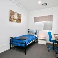 Modern Share house, private room with single bed, 4km to beach, hotell i Oaklands