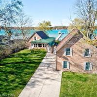 Newer Cottage on the Lake, ample space for boats