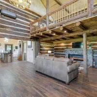 Bedford Cabin w/ Porch, 5 Mi to Historic District!, hotel v destinaci Bedford