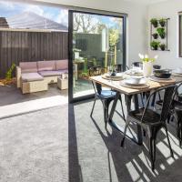 Sunsoaked & Stylish 3 Bed, 1.5 Bath Home w Garage, hotel i Saint Albans, Christchurch