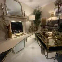 Home in Wirral - Peaceful Contemporary Gem., hotel Wirralban