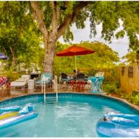 Tropical Pool Luxury Home Best Location Beaches Restaurant Hard Rock Fun, hotel in Hallandale Beach, Hallandale Beach