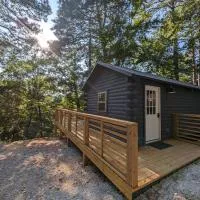 Cabin #6 with hot tub deck and sunset view at Loblolly Pines, хотел в Юрека Спрингс