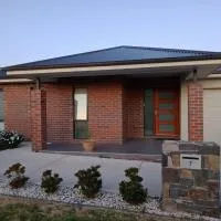 New self-contained one bedroom within a house, hotel a Queanbeyan