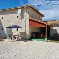 Le verger des noyer Relaxing getaway with private pool、Mairé-lʼEvescaultのホテル