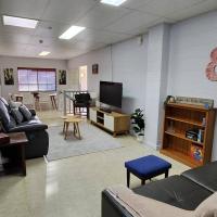 Central Comfy Holiday Unit، فندق بالقرب من Cooktown Airport - CTN، كوكتاون