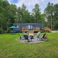 Stunning Modern Container Home on Golden Lake, hotel sa Killaloe Station