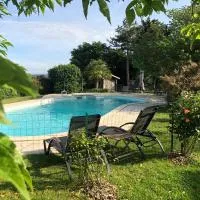 Charmant logement avec piscine et table d'hôtes, proche de Solesmes et de l'abbaye. - FR-1-410-407, hotel Solesmes városában