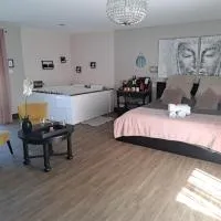Suite romantique avec jacuzzi、Le Barpのホテル