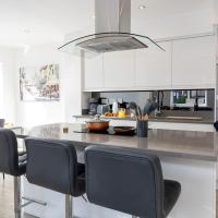 Pass the Keys Modern and Stylish 4 Bed Family Home Sleeps 8