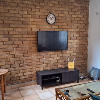 Warm, Comfy Duplex 5min Walk To North Park Mall, hotel in Pretoria North, Pretoria