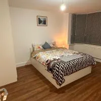 Lovely Hillingdon Family Holiday Home - 6 bedrooms, hotel en Ickenham