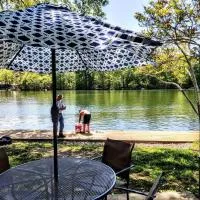 Spacious Lakeside Country Getaway!, hotel a Hot Springs