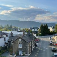 Traditional Bowness Loft Apartment with lake views & free parking